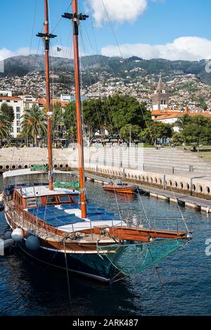 Le port où les ferries et les paquebots de croisière Berth à Funchal Madeira Portugal, Tall Ships s'amarrer ici, ainsi que de petits bateaux de plaisance et de pêche Banque D'Images