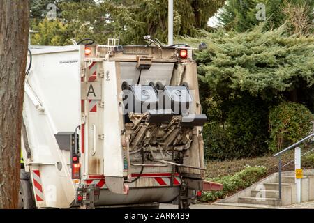 Camion à ordures et échelle vider les poubelles, Meckenheim NRW Allemagne - 27 01 2020 Banque D'Images