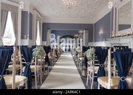 salle de cérémonie pour les mariages avec fleurs et pansements bleu foncé Banque D'Images