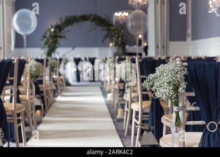 salle de cérémonie pour les mariages avec fleurs et pansements bleu foncé Banque D'Images