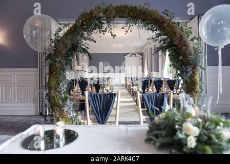 salle de cérémonie pour les mariages avec fleurs et pansements bleu foncé Banque D'Images