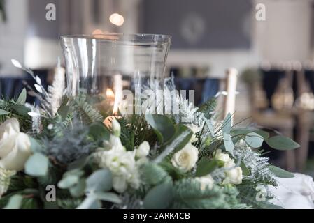 salle de cérémonie pour les mariages avec fleurs et pansements bleu foncé Banque D'Images