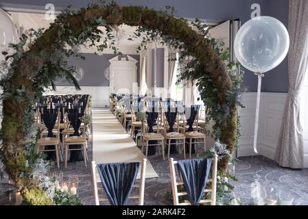 salle de cérémonie pour les mariages avec fleurs et pansements bleu foncé Banque D'Images