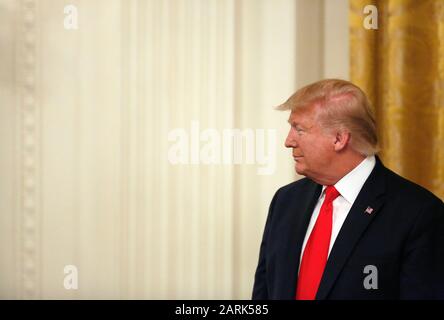 Washington, DC. 28 janvier 2020. Le président des États-Unis Donald J. Trump se penche sur sa rencontre avec le Premier ministre israélien Benjamin Netanyahu dans la salle est de la Maison Blanche à Washington, DC, le mardi 28 janvier 2020. Crédit: Joshua Lott/CNP | usage dans le monde crédit: DPA/Alay Live News Banque D'Images