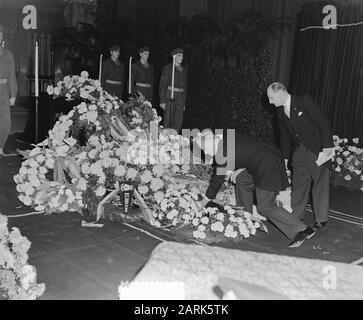 Commémoration tombée à Nieuwe Kerk, Amsterdam Annotation: Le maire d'Ailly pose une couronne Date: 7 novembre 1953 lieu: Amsterdam, Noord-Holland mots clés: Tombé, commémorations Nom de l'institution: Nouvelle Eglise Banque D'Images