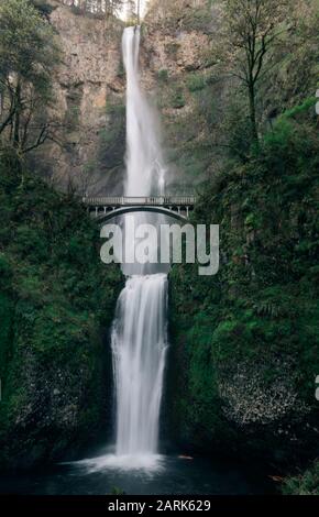 Les chutes de Multnomah, les plus grandes de l'Oregon, sont une attraction touristique majeure. Banque D'Images