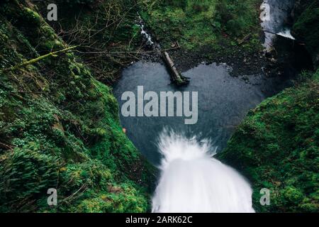 Vue sur les chutes de Multnomah dans la gorge de Columbia en Oregon. Banque D'Images