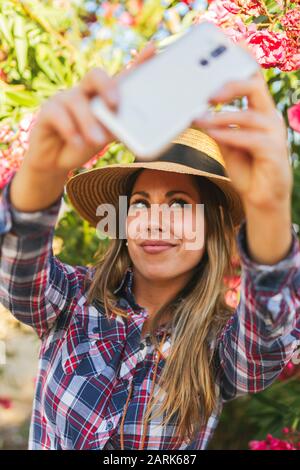 jeune femme faisant un selfie dans le pays Banque D'Images