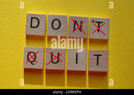 Ne quittez pas, avec des lettres croisées pour laisser les mots Le Faire, sur un fond jaune vif Banque D'Images