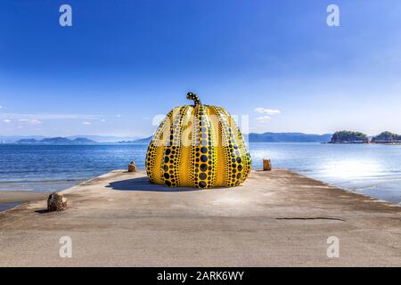 NAOSHIMA, JAPON. 2 juin : sculpture géante de citrouille de Yayoi Kusama à Naoshima. 2 juin 2016 sur l'île d'art de Naoshima, au Japon. Banque D'Images