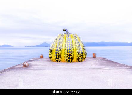 NAOSHIMA, JAPON. 6 mai : sculpture géante de citrouille de Yayoi Kusama à Naoshima. 6 mai 2017 sur l'île Naoshima Art, Japon. Banque D'Images