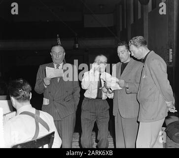 Tour de France cavaliers Henk Taanhof et Hein van Breene chanter pour des disques gramophone pour l'action de la tuile du Fonds Reine Wilhemina Date: 2 juillet 1954 mots clés: GRAMPHOON PLATS Nom De La Personne: Hein van Breenen, Henk Taanhof, Koningin Wilhemina Fonds Banque D'Images