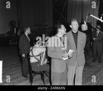 Tour de France cavaliers Henk Faanhof et Hein van Breenen chanter pour des disques gramophone pour l'action de tuile par le Fonds Reine Wilhemina Date: 2 juillet 1954 mots clés: Enregistrements de musique, cyclistes Nom personnel: Breenen, Hein van, Faanhof, Henk Banque D'Images