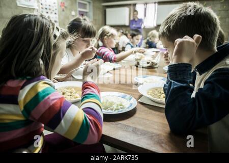 Les enfants dînent à l'école maternelle. Banque D'Images