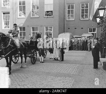 Visite d'État du président français Coty aux Pays-Bas. Amsterdam, visite de l'après-midi, hôtel de ville d'arrivée Date: 21 juillet 1954 lieu: Amsterdam, Noord-Holland mots clés: Circuits de conduite, visites d'état Banque D'Images