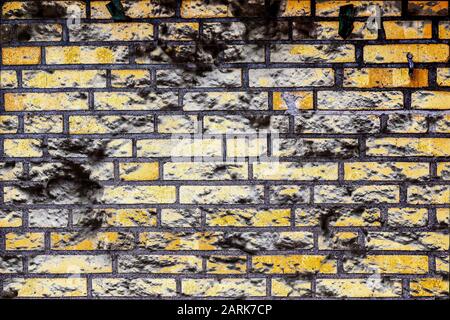 Vue détaillée des murs en briques endommagés avec des fissures Banque D'Images