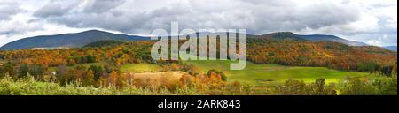 Image panoramique du Beau feuillage d'automne et de la prairie verte contre les montagnes vertes du Vermont Banque D'Images