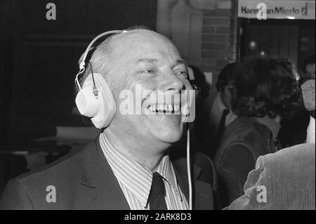Réunion électorale progressive trois (PvdA, D66 et P à Koopmansbeurs en raison des résultats, Den Uyl (avec écouteurs) souriant Date: 29 novembre 1972 mots clés: Résultats, élections Nom personnel: Uyl, Joop den Institutionname: Koopmansbeurs Banque D'Images