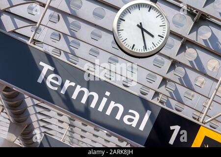 Signalisation et horloge de l'aéroport au terminal 1 de l'aéroport international Liszt Ferenc. Banque D'Images