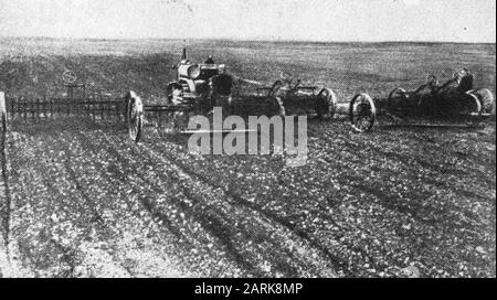 Semis avec tracteur Date: Non daté lieu: Russie mots clés: Travaux agricoles, voyage en Russie Banque D'Images