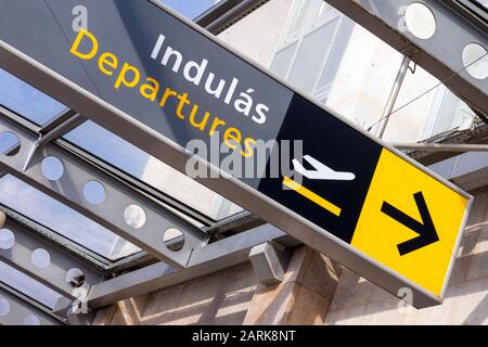 Signalisation et horloge de l'aéroport au terminal 1 de l'aéroport international Liszt Ferenc. Banque D'Images