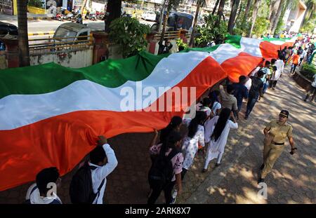 Mumbai, Inde. 24 janvier 2020. Les manifestants ont un drapeau national indien lors d'une marche de solidarité.les partisans de l'Akhil Bharatiya Vidhyarthi Parishad (ABVP), l'aile jeunesse du parti indien actuel Bharatiya Janta (BJP), ont mené un paisible Tiranga Yatra en faveur du projet de loi d'amendement sur la citoyenneté (ACR), À Mumbai en tenant une grande réplique du drapeau national indien à travers différentes rues. Crédit: Rudhansh Sharma/Sopa Images/Zuma Wire/Alay Live News Banque D'Images