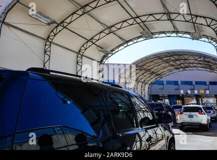 La plupart des VUS attendent dans plusieurs voies sous des structures canopées de se déplacer à travers la frontière américaine vers le Mexique à Nogales, AZ, USA Banque D'Images