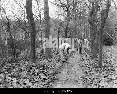 Camps de travail, personnes, chemins de cycle, nettoyage, t champ large Date: Non daté lieu: EDE mots clés: Chemins de cycle, personnes, nettoyage, camps de travail Nom personnel: T wijde champ Banque D'Images