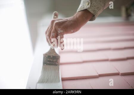 La peinture de l'homme de l'extérieur d'un logement Banque D'Images