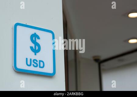 Dollar signe. Écrit en bleu sur le panneau blanc. Banque D'Images