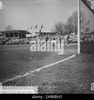 Tournoi mondial de hockey pour femmes à la Wagenerstadion à Amstelveen, hockey Ladies Pays-Bas contre USA, moment de jeu de l'objectif américain Date: 7 mai 1959 Banque D'Images