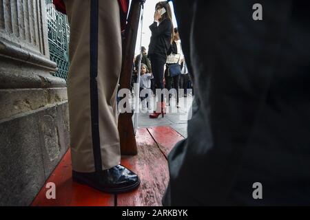 La Paz, La Paz, Bolivie. 28 janvier 2020. Une femme et sa fille se distinguent du Palais présidentiel, essayant d'entrer, lors de la désignation des ministres par le Président Añez, à la Paz, en Bolivie. Le lundi 27 janvier, la présidente bolivienne Añez demande à tous ses ministres de renoncer, le lendemain de sa nomination de trois nouveaux ministres et de confirmer les 17 autres dans leurs positions. Crédit: Christian Lombardi/Zuma Wire/Alay Live News Banque D'Images