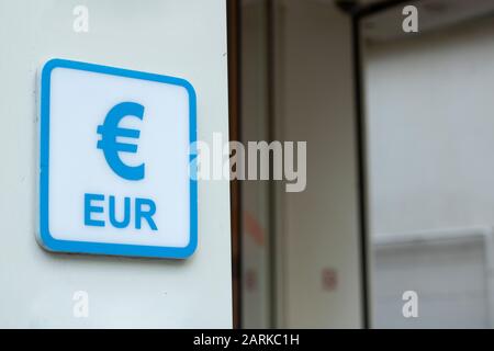 Signes de l'euro. Écrit en bleu sur le panneau blanc. Banque D'Images