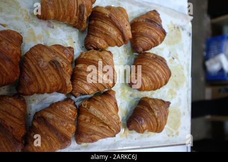 Latte, Chai Latte, croissant et hamburger dans un restaurant Banque D'Images