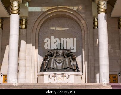 Statue De Gengis Khan, Édifice Du Gouvernement, Place Sükhbaatar, Oulan-Bator, Mongolie Banque D'Images