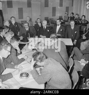 Retour de la délégation d'Amsterdam de New York. Conférence de presse Date : 15 novembre 1961 mots clés : délégations, conférences de presse Banque D'Images