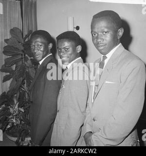 Fils du président Tubman passant de l.n.n. J. H. Tubman, W.E. Tubman et E.A. Tubman (neveu) Date: 24 juillet 1962 mots clés: Fils, présidents Nom personnel: E.A. Tubman, J.H. Tubman, W.E. Tubman Banque D'Images