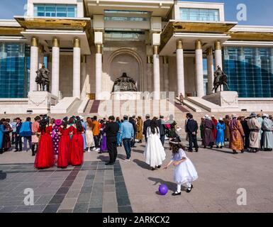 Fête de mariage avec les soudesmaids, la place Sükhbaatar, Oulan-Bator, Mongolie Banque D'Images