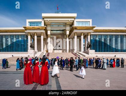 Fête de mariage avec les soudesmaids, la place Sükhbaatar, Oulan-Bator, Mongolie Banque D'Images