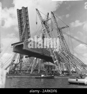 Le plus grand pont de basciles au monde approche de l'achèvement. The Brienenenoordbrug Date: 22 May 1963 Lieu: Rotterdam, Zuid-Holland Mots Clés: Ponts Nom De L'Institution: Van Brienenoordbrug Banque D'Images