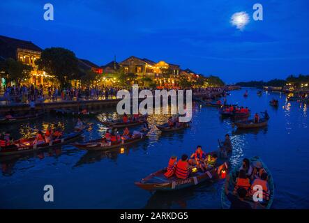 Le bon fleuve à Hoi an Vietnam pendant le festival de lanterne pleine lune Banque D'Images