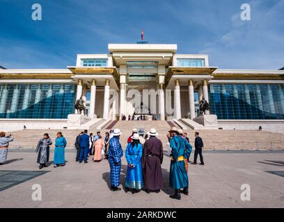 Fête de mariage avec des hommes en robe traditionnelle, place Sükhbaatar, Oulan-Bator, Mongolie Banque D'Images