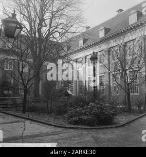 L'ancien orphelinat civil d'Amsterdam est en train d'être restauré Sur La place intérieure Date: 5 mars 1964 lieu: Amsterdam, Noord-Holland mots clés: Orphelinats Nom de l'établissement: Burgerweeshuis Banque D'Images
