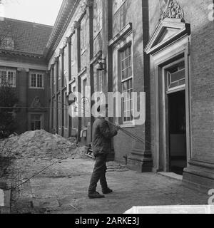 L'ancien orphelinat civil d'Amsterdam est en train d'être restauré Sur La place intérieure Date: 5 mars 1964 lieu: Amsterdam, Noord-Holland mots clés: Orphelinats Nom de l'établissement: Burgerweeshuis Banque D'Images