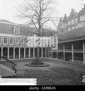 L'ancien orphelinat civil d'Amsterdam est en train d'être restauré Sur La place intérieure Date: 5 mars 1964 lieu: Amsterdam, Noord-Holland mots clés: Orphelinats Nom de l'établissement: Burgerweeshuis Banque D'Images