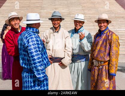 Invités de mariage avec des hommes dans la robe traditionnelle, place Sükhbaatar, Oulan-Bator, Mongolie Banque D'Images