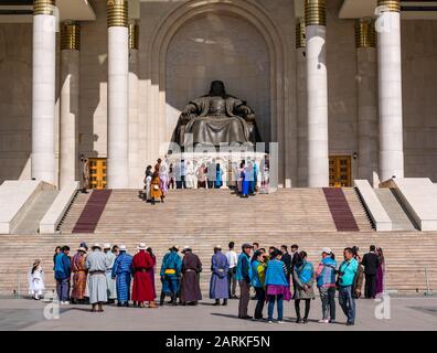 Fête de mariage, place Sükhbaatar, Oulan-Bator, Mongolie Banque D'Images