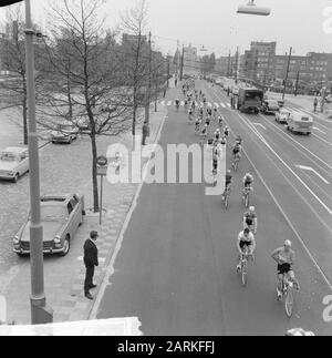 Tour des Pays-Bas, commencer à Amstelveen, aperçu Date de début: 12 mai 1965 lieu: Amstelveen, Noord-Holland mots clés: Départ, aperçu, tours, vélo Banque D'Images