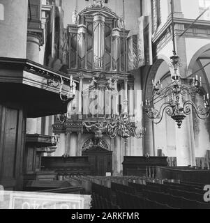 Westerkerk, intérieur avec vue sur le grand orgue et les étals Date: 2 septembre 1965 lieu: Amsterdam, Noord-Holland mots clés: Baroque, intérieur, bâtiments d'église, couronnes légères, organes, renaissance, bancs Nom de l'institution: Westerkerk Banque D'Images