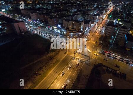 Prishtina, KOSOVO - 11 NOVEMBRE 2016 : vue nocturne de la croisée entre le boulevard Bill Clinton et la Bd George W Bush avec des voitures passant à Pristina est K Banque D'Images